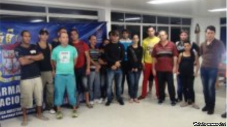 La Armada Nacional de Colombia capturó el miércoles a 17 cubanos indocumentados en la desembocadura del Río Atrato mientras un grupo de 15 balseros fue rescatado por una embarcación colombiana de carga en aguas del Golfo de México.