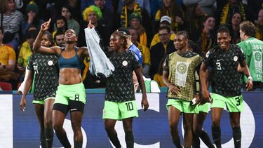 La nigeriana Asisat Oshoala (izquierda) celebra tras anotar el tercer gol en la victoria 3-2 ante Australia en el Mundial femenino, el jueves 27 de julio de 2023, en Brisbane. (AP Foto/Tertius Pickard)