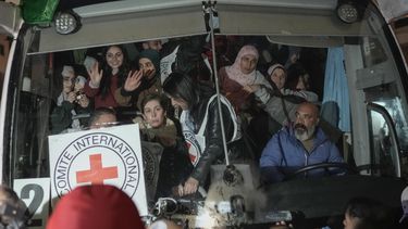 ARCHIVO - Mujeres palestinas que fueron liberadas de una prisión israelí como parte de un acuerdo de cese al fuego entre Israel y Hamás saludan desde un autobús a su llegada a la ciudad de Beitunia, en Cisjordania, el lunes 20 de enero de 2025. (AP Foto/Leo Correa, Archivo)