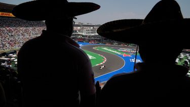 ARCHIVO - Un par de espectadores con sombrero de charro observan al piloto Isack Hadjar, de Red Bull, durante una práctica para el Gran Premio de México, el 24 de octubre de 2025 (AP Foto/Fernando Llano, archivo)