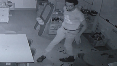 autoridades buscan a hombre entro a robar en una guarderia
