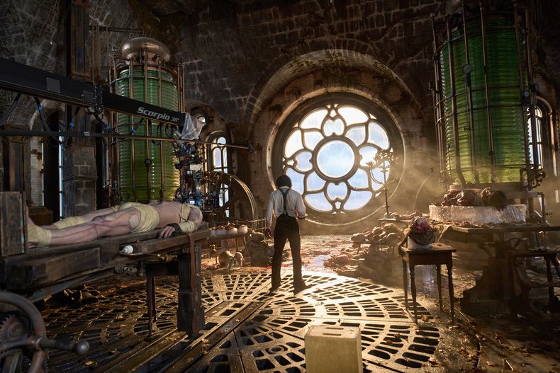 Esta imagen difundida por Netflix muestra a Jacob Elordi como La Criatura, a la izquierda, y Oscar Isaac como Victor Frankenstein, en una escena de Frankenstein. (Netflix vía AP)