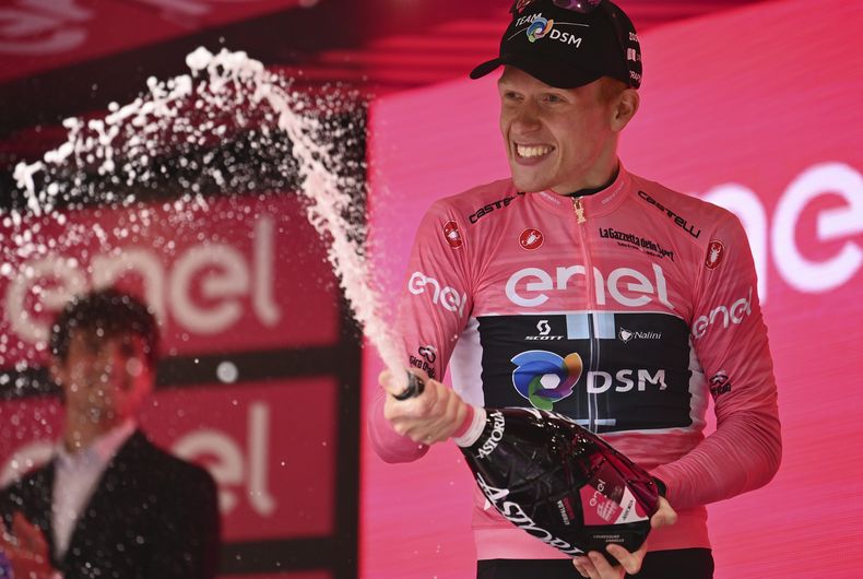 Andreas Leknessund celebra con la casaca rosa de líder general del Giro de Italia tras la quinta etapa, el miércoles 10 de mayo de 2023, en Salerno. (Massimo Paolone/LaPresse vía AP)