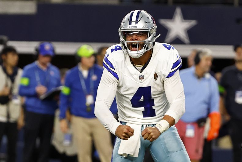 El quarterback de los Cowboys de Dallas Dak Prescott celebra tras lanzar un pase de touchdown a Jake Ferguson en el encuentro ante los Seahawks de Seattle el jueves 30 de noviembre del 2023. (AP Foto/Roger Steinman)