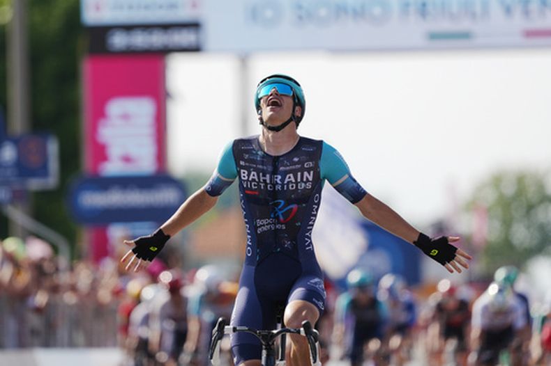 El belga Alec Segaert, del Bahrain Victorious, cruza la línea de meta para ganar la 12ª etapa de la carrera ciclista del Giro de Italia, de Imperia a Novi Ligure, Italia, el jueves 21 de mayo de 2026. (Massimo Paolone/LaPresse vía AP)