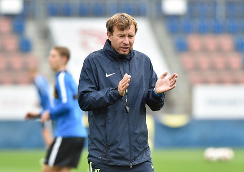 ARCHIVO - El entrenador Petr Vlachovsky dirige una práctica el 18 de octubre de 2018 (Dalibor Gluck/CTK via AP, archivo)