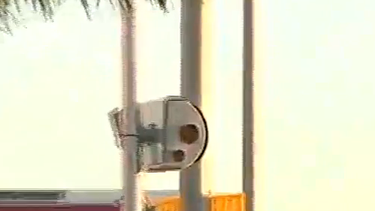 americateve | Las cámaras en los semáforos para captar a infractores de tráfico vuelven a la polémica y es que una apelación judicial calificó de ilegal las infracciones emitidas a los automovilistas por parte de operadores civiles que son quienes manejan estas cámaras