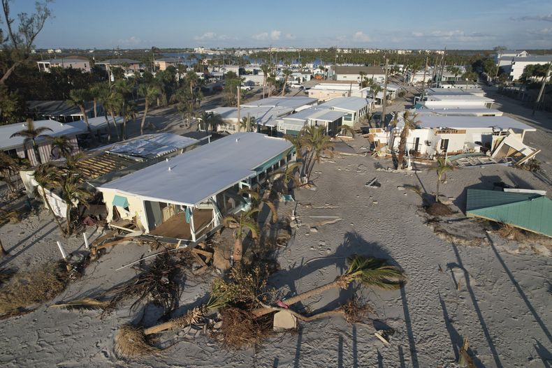 Daños tras el paso del huracán Milton en una comunidad de casas rodantes en Manasota Key, en Englewood, Florida, el domingo 13 de octubre de 2024. (AP Foto/Rebecca Blackwell)