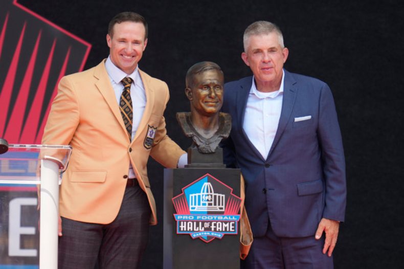 El exjugador de la NFL Drew Brees, a la izquierda, devela su busto junto a Sean Payton durante la ceremonia de inducción al Salón de la Fama del Fútbol Americano Profesional en el Salón de la Fama del Fútbol Americano Profesional, en Canton, Ohio, el sábado 8 de agosto de 2026. (Foto AP/Sue Ogrocki)