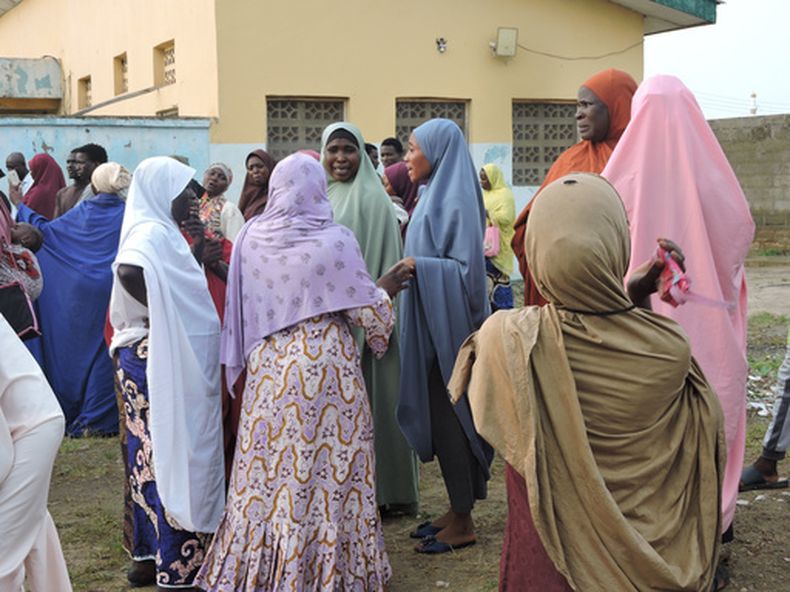 Familiares y parientes de mineros que fueron detenidos como sospechosos de minería ilegal esperan ante un hospital donde están almacenados los cuerpos en Minna, Nigeria, el jueves 17 de septiembre de 2026. (AP Foto/Muhammed Nura)