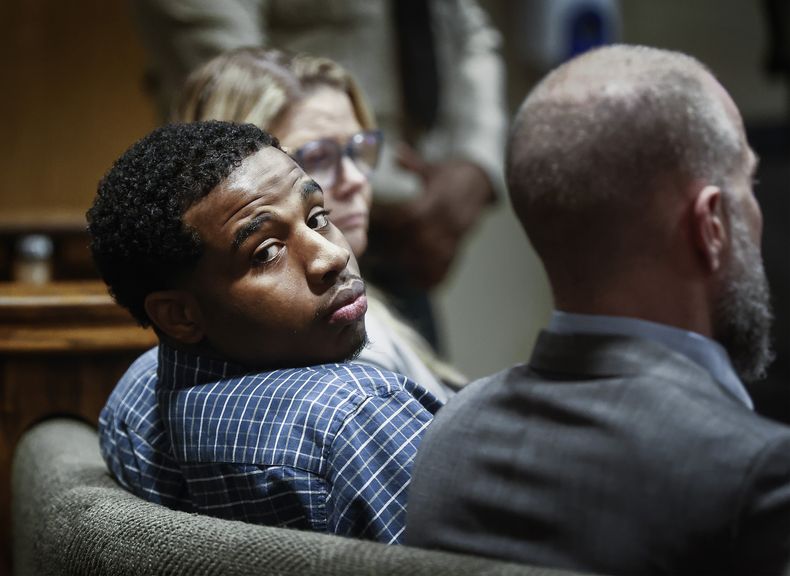El acusado Justin Johnson, centro, fue declarado culpable de homicidio por la muerte del rapero de Memphis Young Dolph, en un tribunal de Memphis, Tennessee, el jueves 26 de septiembre de 2024. (Mark Weber/Daily Memphian via AP, Pool)