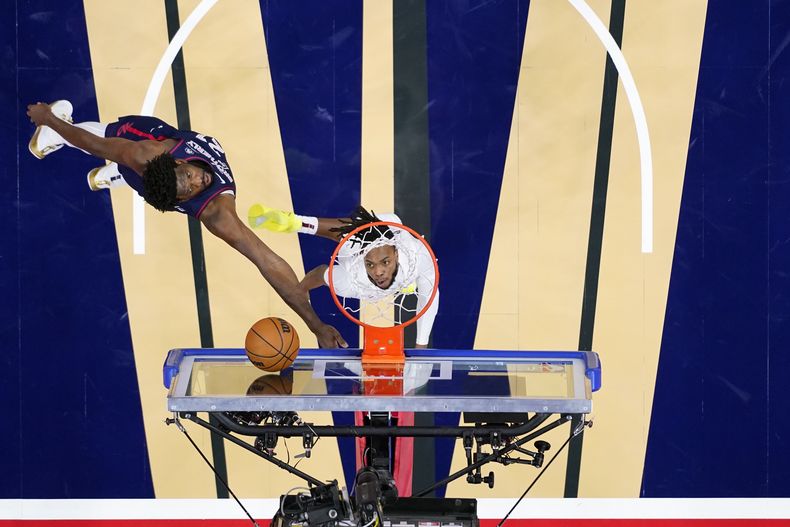 Darius Garland, de los Cavaliers de Cleveland, encesta frente a Joel Embiid, de los Cavaliers de Cleveland, el martes 21 de noviembre de 2023, en el torneo In-Season (AP Foto/Matt Slocum)