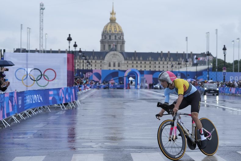 El belga Remco Evenepoel compite en la contrarreloj del ciclismo de los Juegos Olímpicos de París, el sábado 27 de julio de 2024. (AP Foto/Ricardo Mazalán)