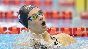 La canadiense Summer McIntosh compite en los 400 metros combinados del Mundial de natación, el domingo 30 de julio de 2023, en Fukuoka, Japón. (AP Foto/Eugene Hoshiko)