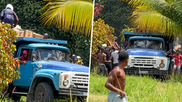 video: decenas saquean un camion de aceite en la habana frente a policias en medio de la crisis de alimentos