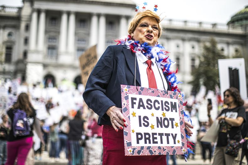 Manifestantes se congregan en el Capitolio estatal, en Harrisburg, Pensilvania, durante una protesta contra el gobierno del presidente estadounidense Donald Trump, el sábado 19 de abril de 2025. (Zach Gleiter/The Patriot-News via AP)
