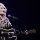 ARCHIVO - Dolly Parton actúa durante un evento que celebra la expansión en todo el estado de Kansas de la Biblioteca de Imaginación de Dolly Parton el lunes 14 de agosto de 2023 en Overland Park, Kansas. Carl Dean, esposo de Dolly Parton durante casi 60 años, murió el lunes 3 de marzo de 2025 en Nashville, Tennessee, a los 82 años. (Foto AP/Charlie Riedel, archivo)