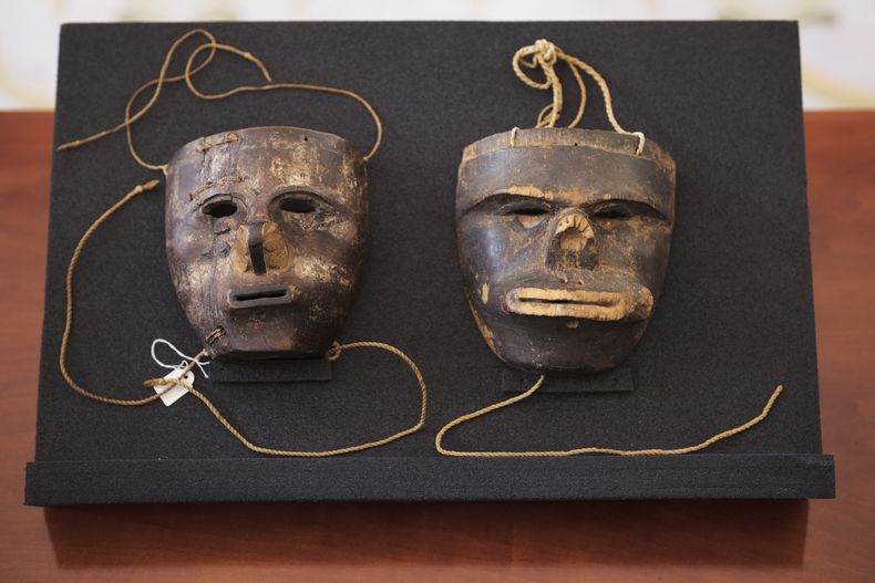 Dos máscaras del pueblo indígena Kogi de la Sierra Nevada de Santa Marta, Colombia, exhibidas en la residencia presidencial Palacio Bellevue en Berlín, viernes 16 de junio de 2023. El presidente alemán Frank-Walter Steinmeier entregó las máscaras al presidente colombiano Gustavo Petro. (AP Foto/Markus Schreiber)