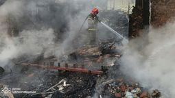 En esta imagen, distribuida por el Servicio de Emergencias de Ucrania, bomberos sofocan un incendio tras un ataque con drones rusos en Pryluky, en la región de Chernihiv, Ucrania, el 5 de junio de 2025. (Servicio de Emergencias de Ucrania vía AP)