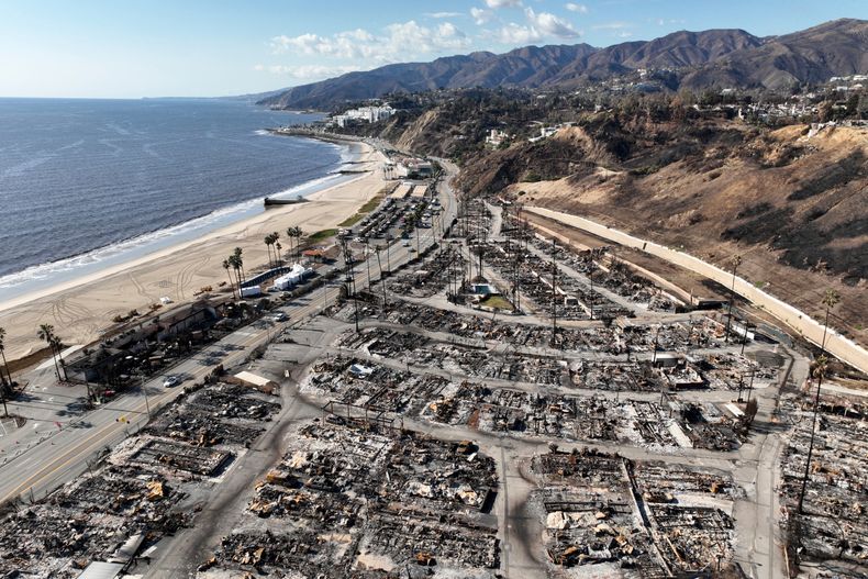 Vista de la devastación causada por el incendio en la zona Pacific Palisades de Los Ángeles, el 27 de enero del 2025. (AP foto/Jae C. Hong)