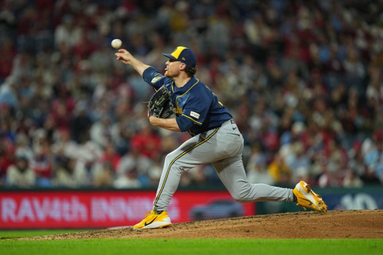 El lanzador Chad Patrick, de los Cerveceros de Milwaukee, lanza durante la cuarta entrada de un partido de béisbol contra los Filis de Filadelfia, el 24 de septiembre de 2026, en Filadelfia. (Foto AP/Matt Rourke)