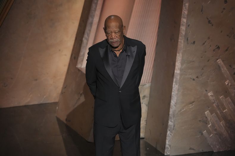 Morgan Freeman habla de Gene Hackman en los Oscar el domingo 2 de marzo de 2025 en el Teatro Dolby de Los Ángeles. (Foto AP/Chris Pizzello)