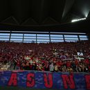 Aficionados del Osasuna previo al inicio de la final de la Copa del Rey contra el Real Madrid, el sábado 6 de mayo de 2023, en Sevilla. (AP Foto/José Bretón)