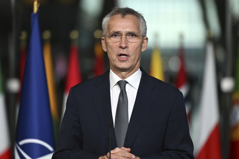 En esta imagen de archivo, el secretario general de la OTAN, Jens Stoltenberg, ofrece un discurso durante la ceremonia de traspaso de poder en la sede de la alianza, en Bruselas, Bélgica, el 1 de octubre de 2024. (AP Foto/Harry Nakos, archivo)