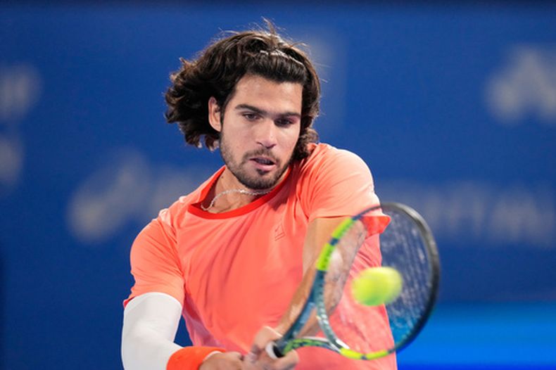 Carlos Alcaraz devuelve ante Jiri Lehecka durante la final del Abierto de Japón, el martes 6 de octubre de 2026 en Tokio. (AP Foto/Eugene Hoshiko)