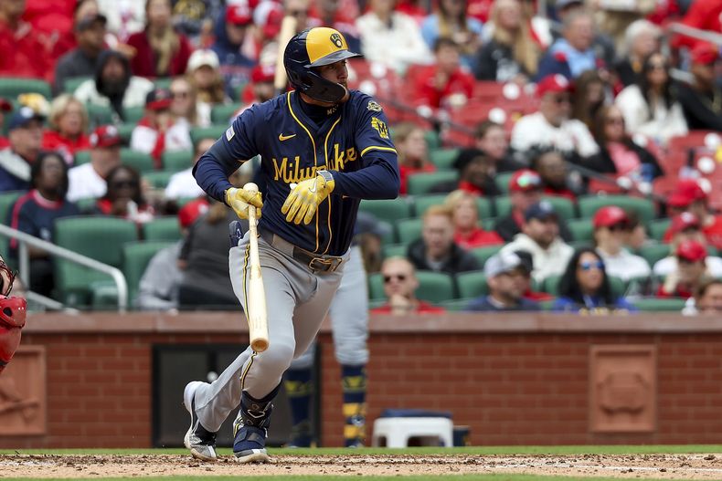 Christian Yelich, de los Cerveceros de Milwaukee, observa su sencillo productor de dos carreras durante la cuarta entrada de un juego de béisbol contra los Cardenales de San Luis, el domingo 27 de abril de 2025, en San Luis. (AP Foto/Scott Kane)