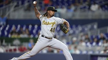 El dominicano Luis Ortiz, de los Piratas de Pittsburgh, lanza en la primera entrada contra los Marlins de Miami, en Miami, el viernes 23 de junio de 2023. (AP Foto/Wilfredo Lee)
