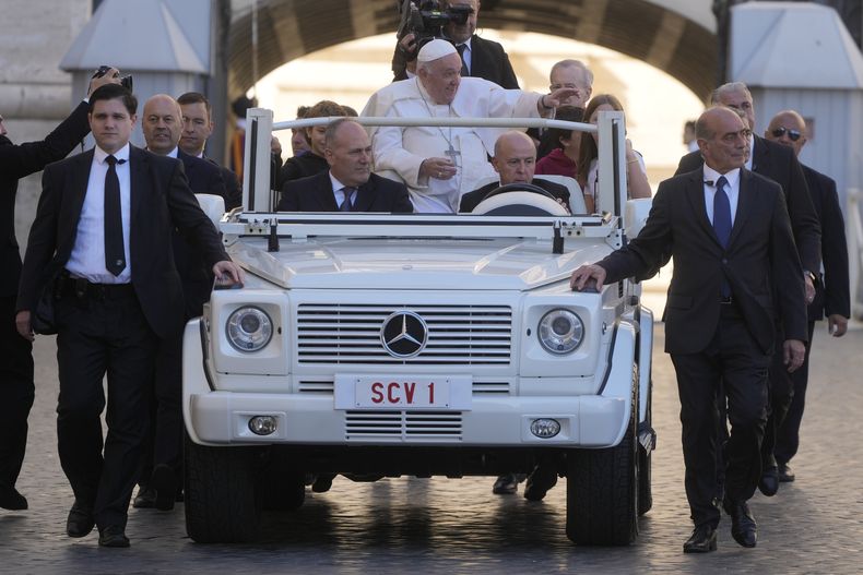 El papa Francisco en su papamóvil en la Plaza de San pedro en el Vaticano el 15 de octubre del 2022. (AP foto/Gregorio Borgia)