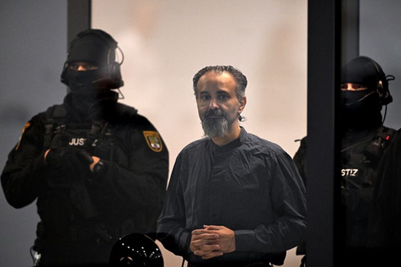 El acusado Taleb al-Abdulmohsen, centro, es llevado al tribunal de Magdeburgo, Alemania, el viernes 26 de junio de 2026. (Klaus-Dietmar Gabbert/dpa vía AP)