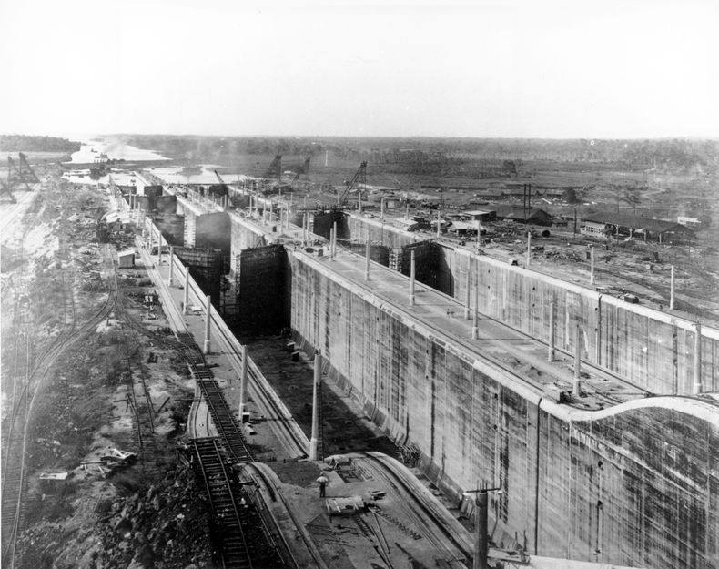ARCHIVO - Mirando hacia el norte desde el faro en la pared oeste se encuentran las esclusas intermedias de Gatún del Canal de Panamá en las etapas finales de construcción el 25 de junio de 1913. (AP Foto, Archivo)