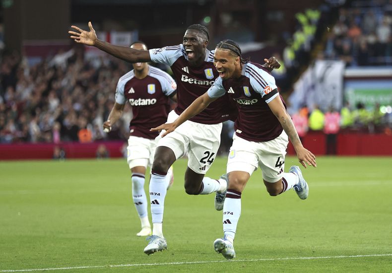 Boubacar Kamara, derecha, de Aston Villa, celebra después de marcar el segundo gol del equipo durante el partido de la Liga Premier frente a Tottenham Hotspur en Villa Park, Birmingham, Inglaterra, el viernes 16 de mayo de 2025. (Nick Potts/PA vía AP)