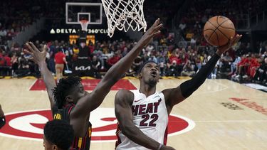 Con 36 puntos de Butler, Heat agobia a Hawks y se pone 3-1
