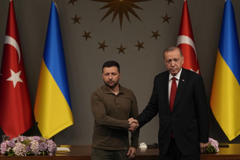 El presidente turco Recep Tayyip Erdogan, derecha, estrecha la mano de su homólogo ucraniano Volodymyr Zelenskyy al final de una conferencia de prensa conjunta tras su reunión del sábado 8 de julio de 2023, en Estambul, Turquía. (AP Foto/Francisco Seco)