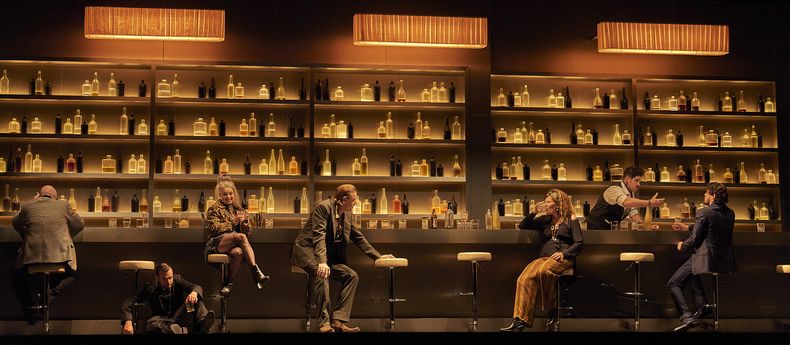 Esta imagen difundida por el Festival de Salzburgo muestra, de izquierda a derecha, Peter Kálmán como Bartolo, Manuel Günther como Basilio, Serafina Starke como Barbarina, Krzysztof Bączyk como Figaro, Kristina Hammarström como Marcellina, Andrew Morstein como Curzio y Andrè Schuen como el conde Almaviva en la producción 2023 de Martin Kušej de Le Nozze di Figaro de Mozart en el Festival de Salzburgo en Austria. (Matthias Horn/Salzburg Festival vía AP)