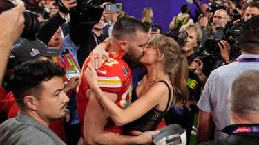 ARCHIVO - El ala cerrada de los Chiefs de Kansas City, Travis Kelce (87), besa a Taylor Swift después de que los Chiefs de Kansas City derrotaran a los 49ers de San Francisco en el Super Bowl en Las Vegas el 11 de febrero de 2024. (Foto AP/John Locher, archivo)