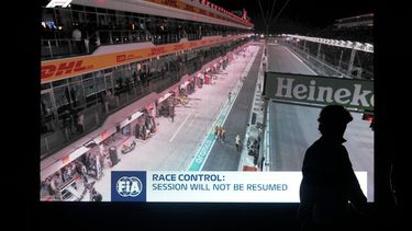 ARCHIVO - Un aficionado pasa frente a una pantalla tras la suspensión de la primera práctica del Gran Premio de Las Vegas, el jueves 16 de noviembre de 2023 (AP Foto/Darron Cummings, archivo)