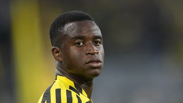 El adolescente Moukoko se queda con el Dortmund hasta 2026