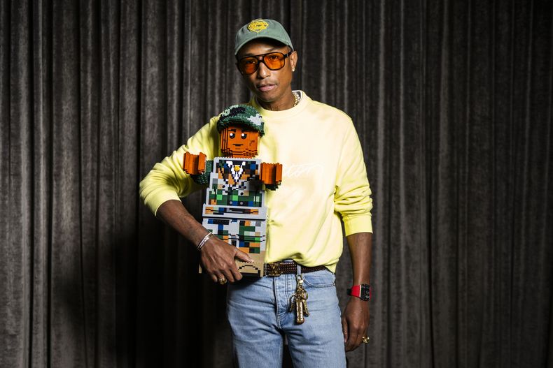 Pharrell Williams posa para promover la película “Piece by Piece” durante el Festival Internacional de Cine de Toronto, el lunes 9 de septiembre de 2024, en Toronto. (Foto Arthur Mola/Invision/AP)
