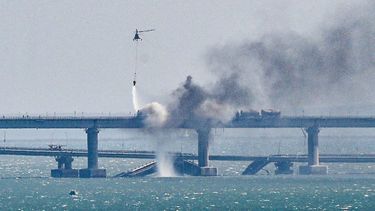 una explosion en el puente de crimea causa dos muertos y detiene el trafico entre rusia y la peninsula ocupada