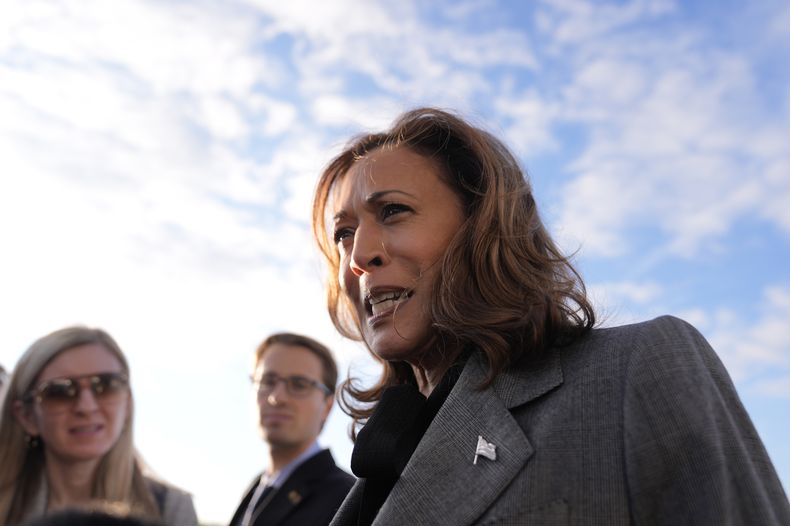 La candidata demócrata a la presidencia Kamala Harris habla con periodistas a su llegada a la Base de la Fuerza Aérea en Andrews, Maryland, el domingo 22 de septiembre de 2024. (AP Foto/Matt Rourke/Pool)