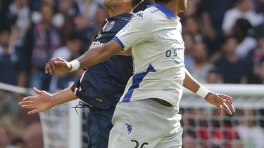 americateve | Brandao (26) y Thiago Motta disputan un bal&oacute;n a&eacute;reo en el partido que Par&iacute;s Saint Germain le gan&oacute; 2-0 a Bastia el 16 de agosto del 2014. Luego del encuentro Brandao le dio un cabezazo en el rostro a Thiago Motta y le parti&oacu