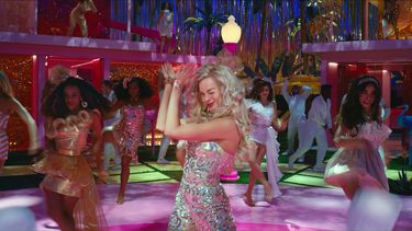 En esta imagen proporcionada por Warner Bros. Pictures, Margot Robbie en una escena de Barbie. (Warner Bros. Pictures via AP)