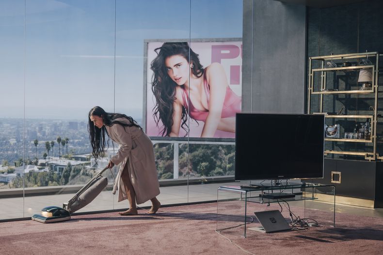Esta imagen proporcionada por Mubi, Demi Moore en una escena de The Substance. (Mubi via AP)