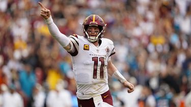 Con 4 pases de TD de Wentz, Commanders vencen a Jaguars