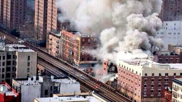 americateve | Se produjo en dos construcciones de seis pisos en East Harlem, en la isla de Manhattan. Buscan personas atrapadas bajo los escombros. Investigan un escape de gas