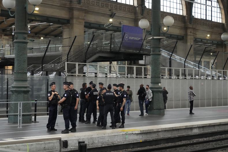 ARCHIVO - Policías patrullan el interior de la estación de trenes Gare du Nord durante los Juegos Olímpicos de 2024, el viernes 26 de julio de 2024, en París, Francia. (AP Foto/Mark Baker, Archivo)